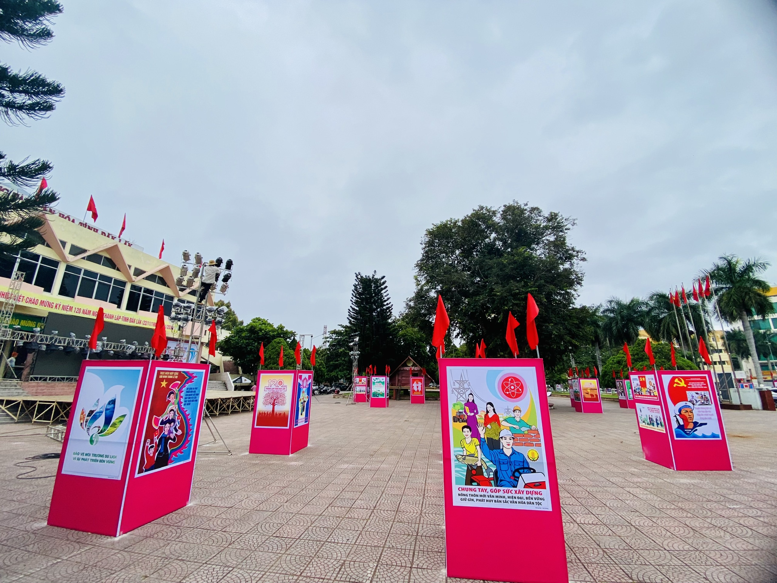 Công tác chuẩn bị cho Triển lãm tranh cổ động tuyên truyền về “Xây dựng môi trường văn hóa và chào mừng kỷ niệm 120 năm Ngày thành lập tỉnh Đắk Lắk (22/11/1904 - 22/11/2024)”